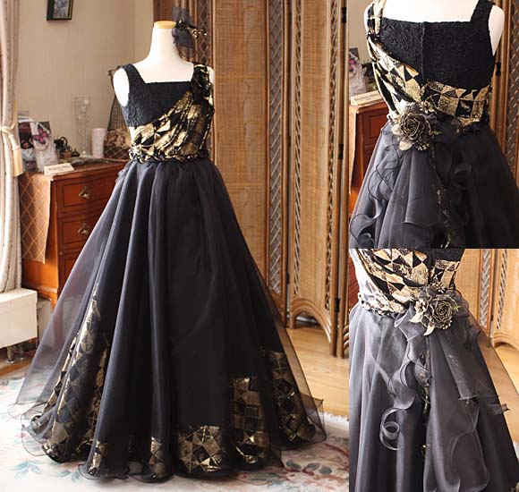 ドレスのデザインとシルエット ポイントのコサージュ