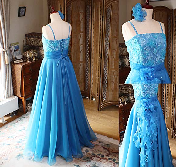 インパクトを与える鮮やかなターコイズブルーのジュニアドレス。ピアノ