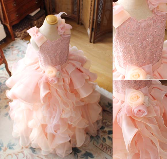 ドレスのビジュー デザインの詳細