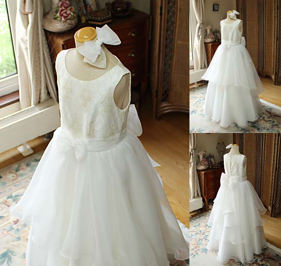 ラウンドネック ゴールド刺繍