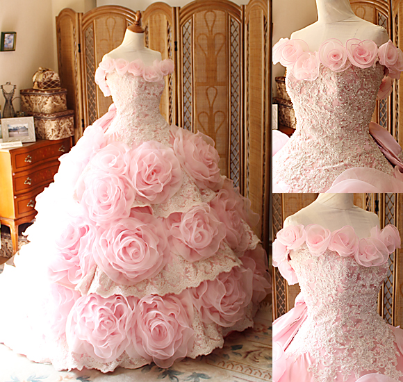 豪華なお花デザインが特徴的なピンクのカクテルドレス。大きな