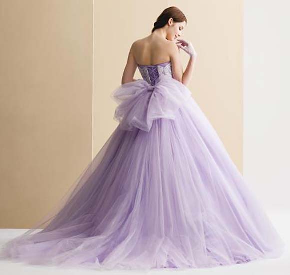 上品な女性らしさを表現するラベンダーカラー！紫色のカクテルドレス